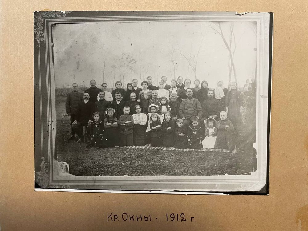 Старая групповая фотография большой семьи на картонном паспарту с подписью от руки